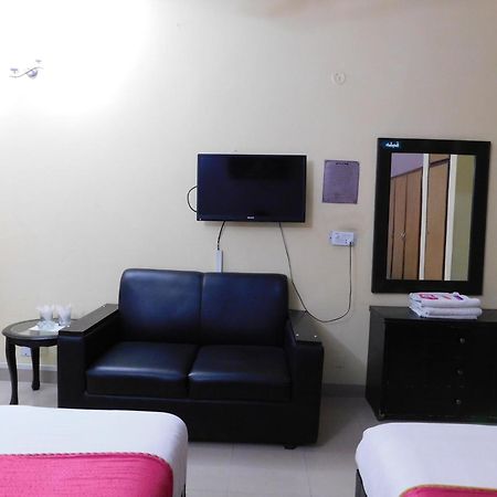 Hotel Tourist Inn Lahore Exteriör bild